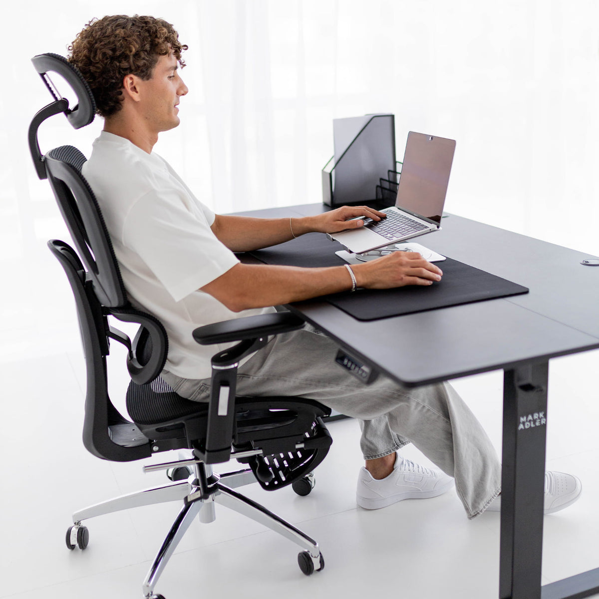 Mark Adler Leader 7.6 Black 160 cm electric desk