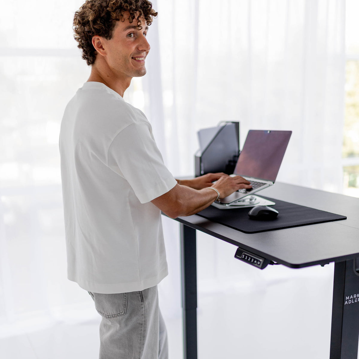 Mark Adler Leader 7.6 Black 160 cm electric desk