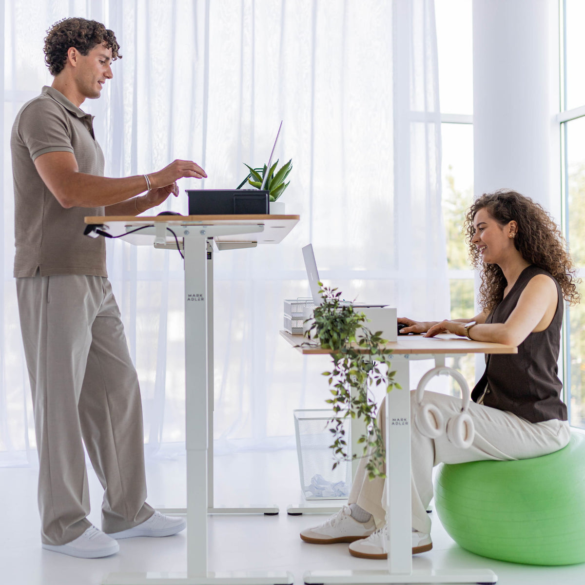 Mark Adler Leader 7.0 White 120 cm electric desk