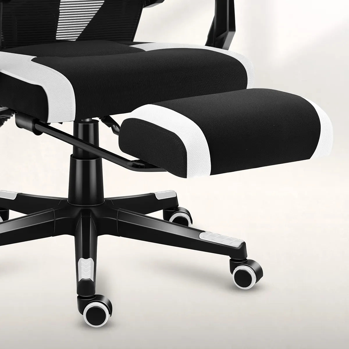 Titan Pad – retractable footrest